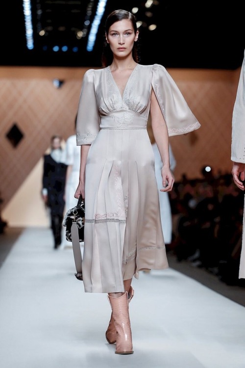 Fendi Fall/Winter 2018 Collection | Milan Fashion Week