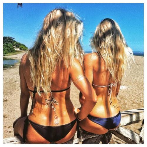 Summer at its best with these #beachbabes!! ☀️ #milkmaids #mtg #milkthegoat #BaliTatts #MetallicTatt