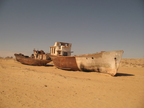 abandoned-playgrounds:  The rusted and abandoned ships outside of Muynak on the diminished Aral Sea. Full story —-> http://www.abandonedplaygrounds.com/the-rusting-and-abandoned-ships-of-the-aral-sea/