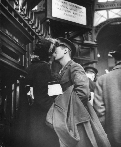 superbestiario:True Romance: The Heartache of Wartime Farewells, April 1943 by Alfred Eisenstaedt at