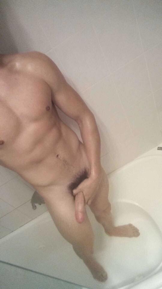 caughtjerking:  Scottie is 21 yrs old and a 6'2 hunk from Brisbane, Australia. This