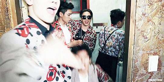 myvipwaves:   jingyos: jiyong???  LMAO i saw that when I watched the second timeXD