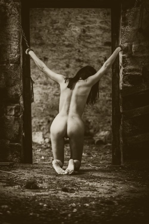kinkissx:  slave in chains in an old building adult photos