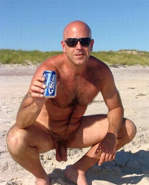 exposeddaddies:Oink Fuckin HOT DUDE I WANT HIM