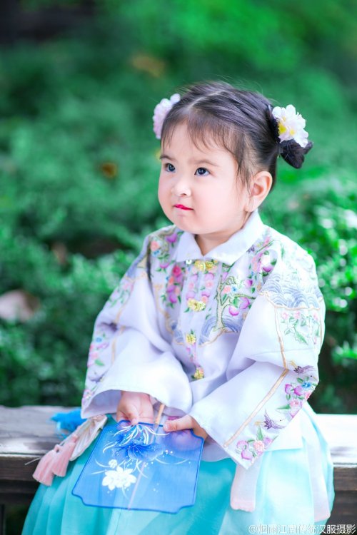 hanfugallery:little girl in traditional chinese hanfu by 烟雨江南传统汉服摄影 Upright-collar Aoqun/袄裙 from 裁云集