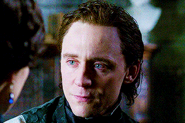 hiddlescheekbatch:  Thomas Sharpe + blue eyes