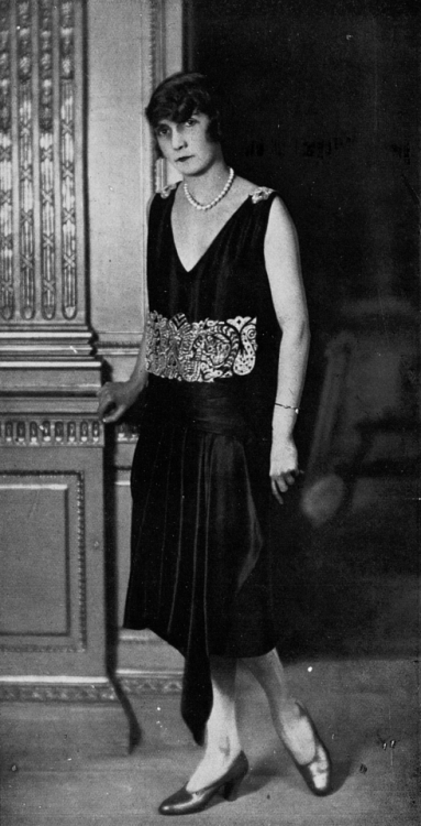  Dinner dress by Maison Agnès - Madame Havet, Les Modes January 1928. Photo by Lorelle. 