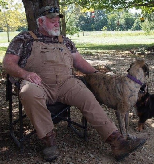 wanting2beowned: alabubbatruckerdaddy: A man who’s kind to dogs is alright in my book. Damn, m