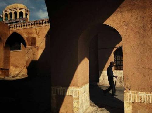 dolm: A man passing through the old city of Yazd, Iran. Ali Jahanara. 