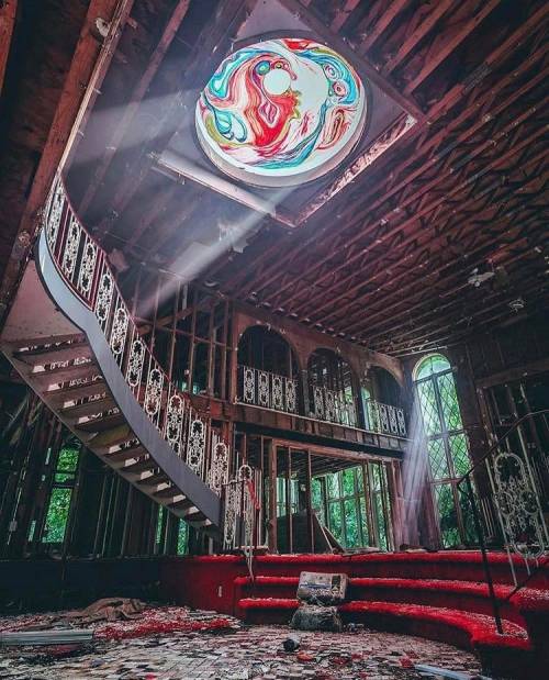 (via Abandoned party mansion deep in the Maryland Forest. : urbanexploration)