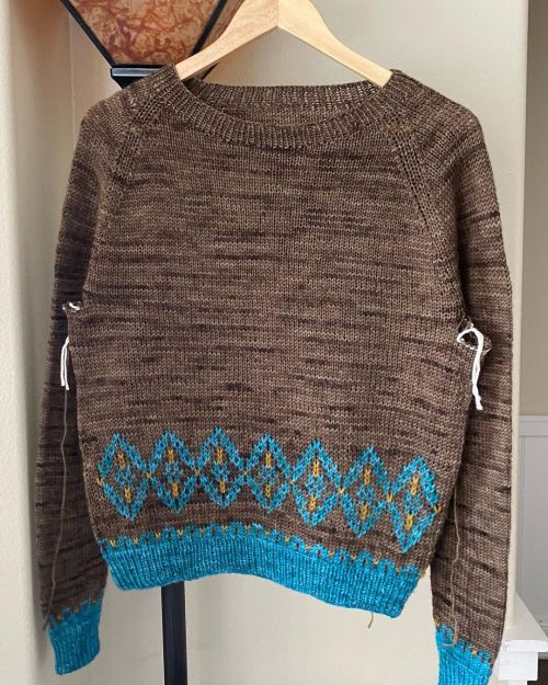 Mostly finished and blocked! My Desert Sunrise by @theacolman in the colors Allspice, Bluewater Bree