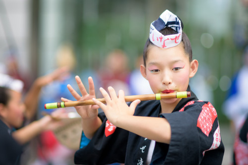 中目黒阿波おどろにて、いなせ連のチャーミングな演出The charming performance of Inase-ren during the Nakameguro Awaodori