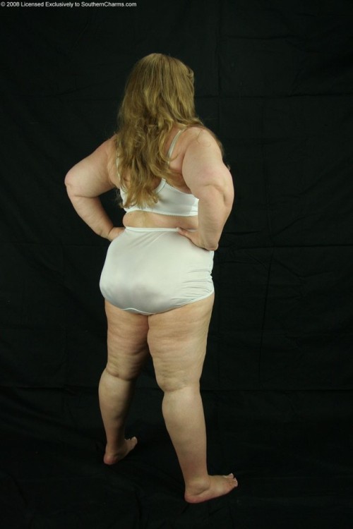 hotwives1: Kibda reminds me of mom …love those pantiesI adore fatties in Granny panties especially w