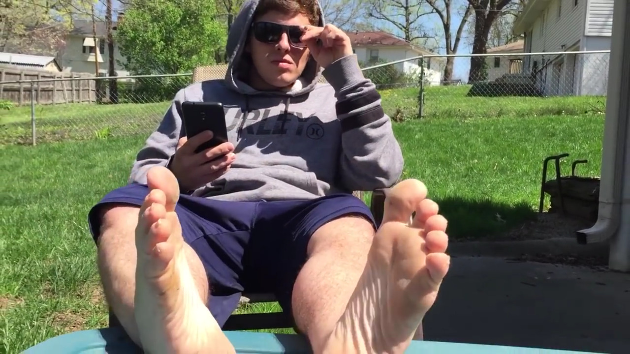 👱🏻‍♂️🦶🏼↖️