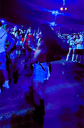 i-am-roadrunner:    Sarah Shahi - Showing her dance moves at Stagecoach ✨ [x/x]