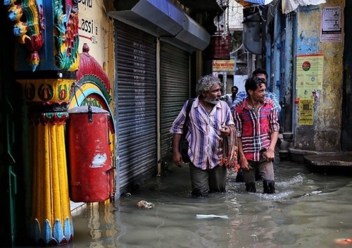 #varanasi #monsoon #people #life #street #kashi #banaras #benares (at Varanasi, India)