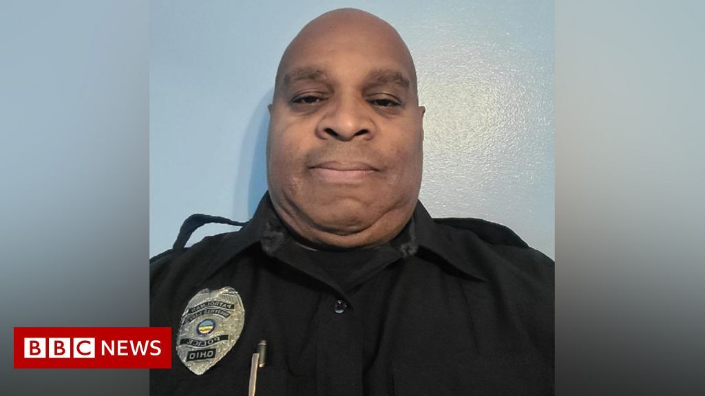 US police officer sues boss over KKK note