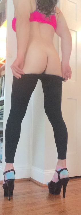 Sex jesssicalindsey449:  Yoga pants, high heels, pictures