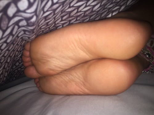 wvfootfetish: enjoymysexyfeet: Under the covers but my feet are still cold. Won’t somebody com