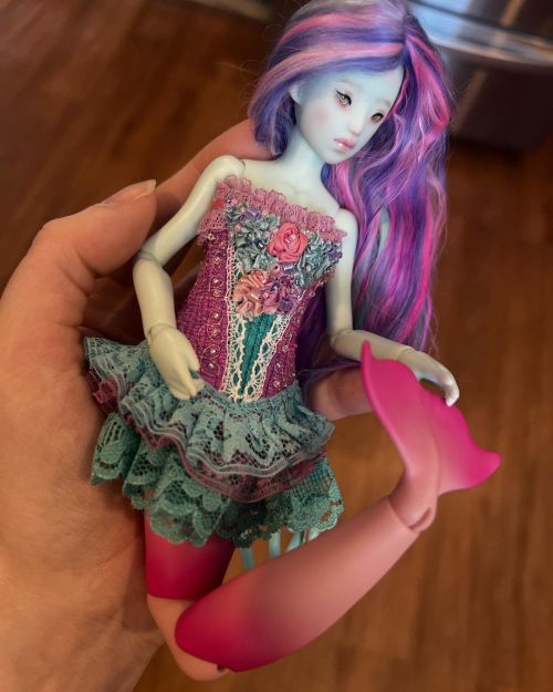 Finished this itty bitty corset for my Aqua Dango Mermaid, I’m really pleased with how it turn