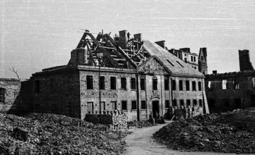 mostly-history:Ruins of Warsaw after the Second World War:Market place in Polna Street (1946).Market