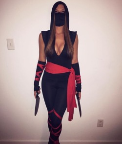 halloweenisforthesexy:I wouldn’t even mind if she wanted to slice me up.