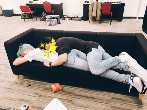 [#MINHYUK] Last Time At The Hong Kong Concert Waiting Room(Protecting The Face Of Wonho Who Fell Asleep
