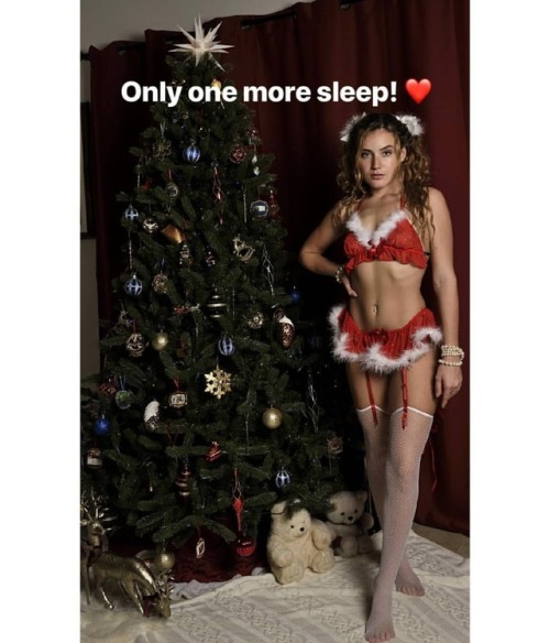 Just a few more hours  #sibabes @sarahgermanox #HappyHolidays #model #instabeauty #instagood #models