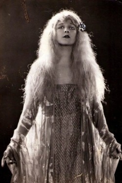 maudelynn: Wanda Hawley in The Young Rajah c.1922  https://painted-face.com/