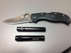 sethhdrider:  New pocket light today!! Fenix LD01 to replace my little mag pocket light. The Fenix rocks! Next to my Spyderco Stretch. Runs on one AAA battery and high mode is 72 lumen!