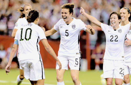 chusojung: Kelley O'Hara of the United States celebrates with teammates after scoring a goal in the 