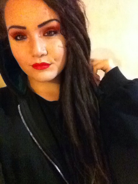 strangevibezz:  lifesuxxvx:  the lighting in my house is terrible  Brows on point boo.