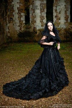 victorian-goth:  Victorian goth  http://victorian-goth.tumblr.com/