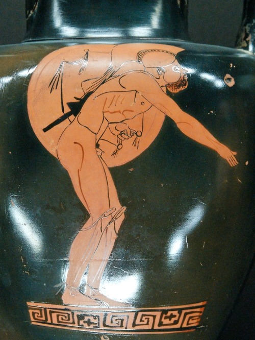 A competitor in the hoplitodromia (race in hoplite armor).  Side A of an Attic red-figure neck-ampho