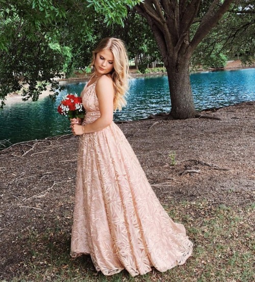 100% Stunning✨! #whatpromdress #rosegolddress #eveningdress #ootd #jovanifashions #whatchamacallit