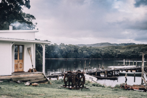 gravityhome:Cozy cottage on the Tasmanian coast  photos by Sarah AndrewsFollow Gravity Home: Instagr