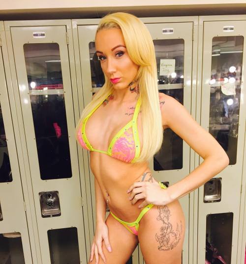 stripper-locker-room:  kimbrezzie