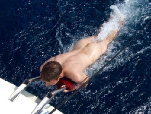 broswithoutclothes:  under the sea