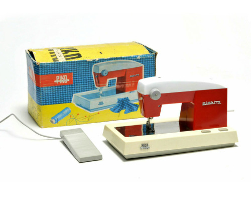 Sewing Machines for Little Girls: 1/ Ma Cosette, 1960-70. France. 2/3 Müller Regina, 1960-70. German