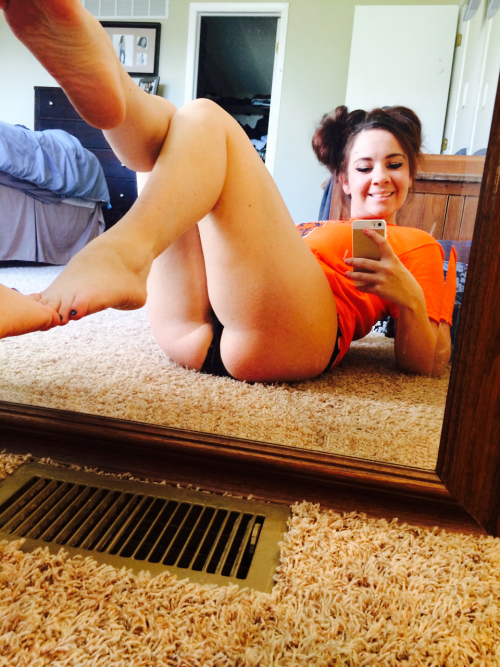mickeynicole2:  Chili is cooking. Baking Mac and cheese. Getting my jeans on and running for some brewskis!! Let’s go Bears xoxo