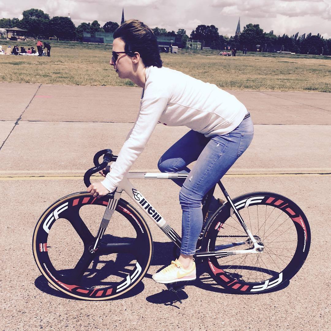 fixiegirls:  @overthedam @botje_royal #fixedgear #fixiegirl