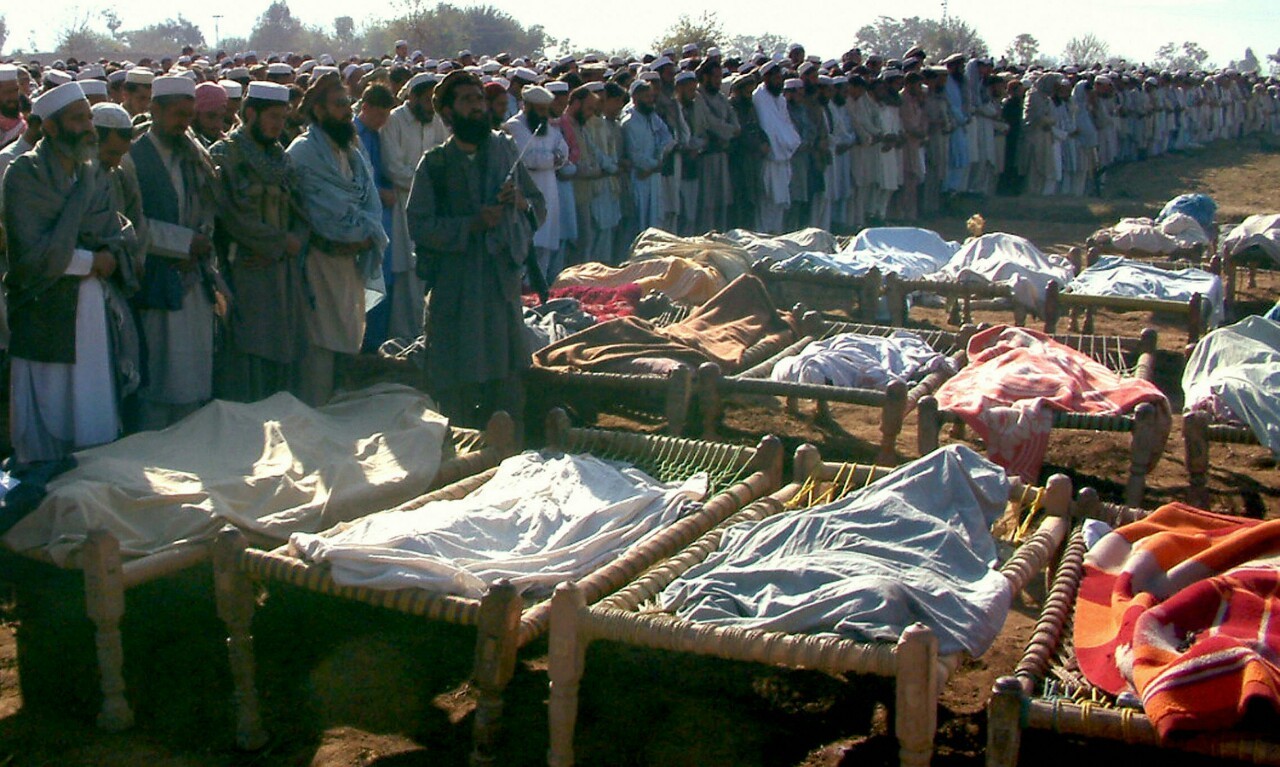pakistanpeoplesparty:  Pakistanis pray for the children killed by President Obama’s