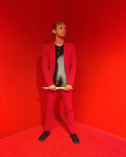 Dom on IG:I’ve gone red for Bilbao ✌❤️✌ #mtvemas