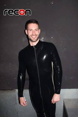 avakrubber:  To see more hot guys: http://avakrubber.tumblr.com/archive 