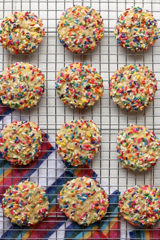 foodffs:  Vanilla Bean Confetti Cookies  Really nice recipes. Every hour.   