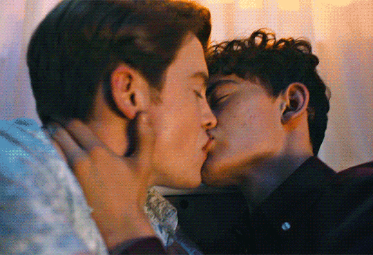 duckflyfly:Would you kiss me? Yeah.