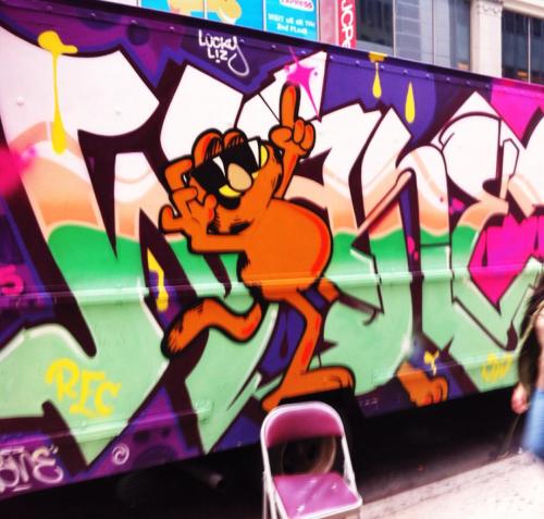 jimforce:  Garfield is dancing cause Monday is far away 