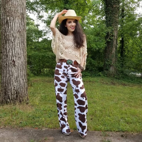 These cow print jeans from @sheinofficial are so cute!http://shein.top/9xm6ggz  search id 1870715 