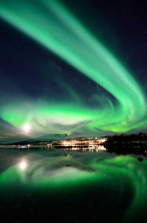 brutalgeneration:  Aurora and moon (by John A.Hemmingsen) 