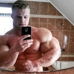 glorious9er:  eliotlabrit:Shower time? Afraid his guns are morphed  But Roman Vavrecan is as handsome as can be!